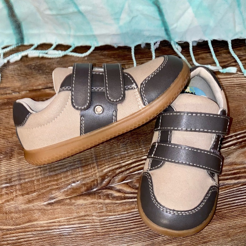 NEW LIVIE & LUCCA BROWN TAN CLASSIC SAGAN BOYS VELCRO SHOES NO BOX 10